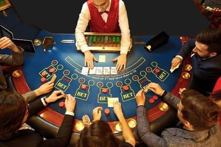 learn how to play 하이로우있는사이트 texas holdem in a casino.